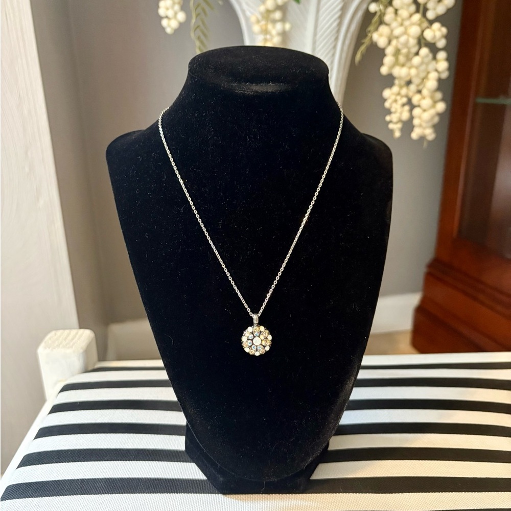 Mariana Crystal Guardian Angel Necklace🤍